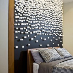 balti kubeliai siena miegamajame